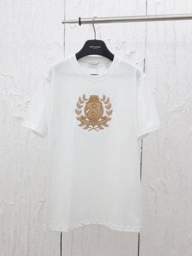 p190 burberry*/巴宝莉25春夏新款金叶徽标短袖T恤 采用150支精棉平纹，210G，上身舒适透气 金属感徽章采用金丝绣线材质 在面料表面形成徽章图