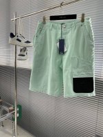 Dio 春夏新款短裤来自 Dio And Stone Island 联名系列，以休闲的美学风格重新演绎 Dio 的经典标识。采用浅绿色棉质面料精心制作，背面饰以