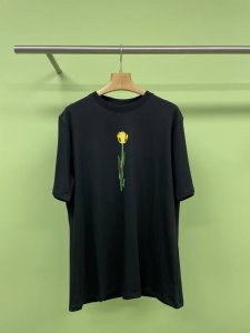 loewe2025新款花朵印花T恤，热烈而阳光的郁金香，100%纯棉材质，中克重质感更好更挺阔，黄色郁金香的花语是阳光无望的爱，浪漫一夏穿上它心情会变得阳光的花