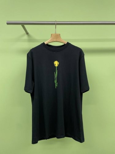 loewe2025新款花朵印花T恤，热烈而阳光的郁金香，100%纯棉材质，中克重质感更好更挺阔，黄色郁金香的花语是阳光无望的爱，浪漫一夏穿上它心情会变得阳光的花
