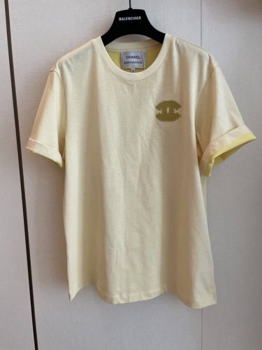 cc Chane新款短袖 显白活力柠檬黄 宽松短袖重磅登场 面料抗皱垂顺 廓形设计遮胯显瘦 低饱和度黄皮友好 可叠穿单穿丰富层次 通勤出游皆吸睛 自带提亮肤色