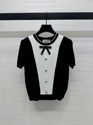 上新原单高端品质 Miumi*2025春夏最新系列！拼色圆领针织短袖！定制丝毛材质 亲肤舒适 前襟单排纽扣蝴蝶结设计亮点 美化肩颈线条 拼色视觉明朗 展现品牌甜