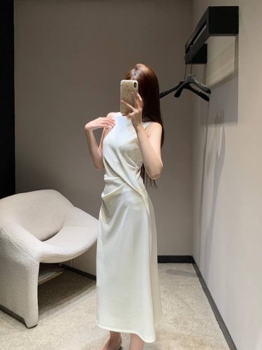 25Ss夏季新款 腰间抽褶无袖背心裙丨独家高版出品 颜值与舒适度兼具 修身的版型上身完美展现优美的曲线版型真的巨显身材 人间芭比也不过如此 定制面料质感超级赞现