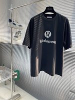 Lululemon 厚版标识短袖T恤 采用280克新疆棉冰感索罗娜面料 通过索罗娜科技处理 在夏季穿着时能带来冰凉的触感 成衣普洗 喜欢高版本的可以首选 成衣立