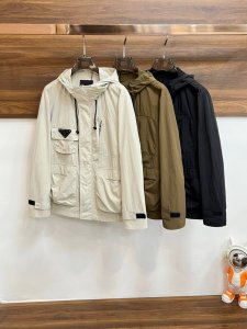主推 prada 2025Ss早春新款发布普拉达连帽夹克外套，春季爆款外套，穿上就是舒适自在又显瘦的存在，慵懒而随性，结合干净简单的色系就特别耐看，适合日常穿着