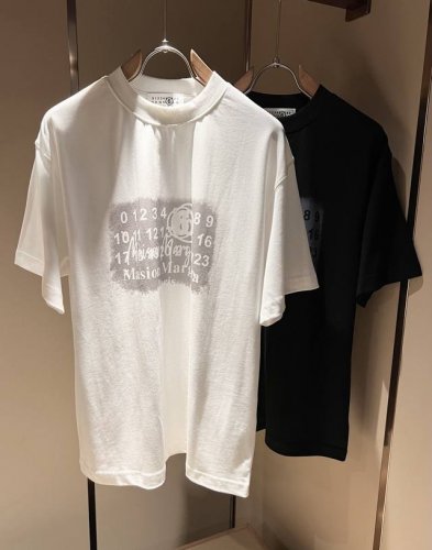 马吉拉 Maison Margiel 2025春夏新款男女同款短袖T恤 专柜同步发售 定制专属洗水纯棉面料 胸前Logo图案印花设计 简约大方 从容百搭 档次极