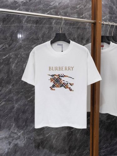 款号J40 burberry* 巴宝莉格子战马圆领短袖 采用15S精棉平纹 230G 搭配 32S双纱拉架螺纹 300G 精棉面料通常具有较好的吸湿性 透气性