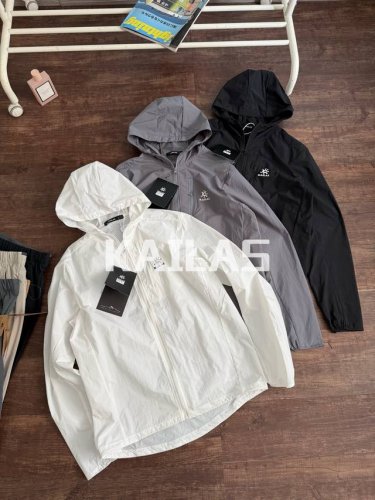 凯乐石Kailas 胸口斜拉链口袋 小太阳印花连帽防晒皮肤衣 男女同款 颜色：黑色 白色 灰色 尺码：M到Xxl 轻量化Upf70+防风面料，轻柔质感，手感细腻