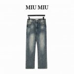 Miumiu 缪缪 缪缪牛仔长裤 官网同步。复古做旧水洗处理牛仔蓝配色 经典水洗色泽，纯正洋行渠道，客供高级进口的丹宁面料，特选日本冈山纯正14Oz盎司牛仔布料