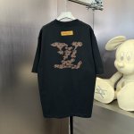 lv 的春夏限定款 定制织梦雅韵罗纹棉 质感细腻 舒适贴肤 以纯黑之色 诠释着优雅 标志性地Lv标识跃然衣上 低调却醒目 彰显独特身份与魅力 凸显肩部线条 感受