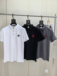 范思哲。2025春夏新款刺绣标识男士商务休闲翻领 短袖Polo衫对标定制纽扣整体的设计符合美学设计，运用了经典的品牌元素，完美的精髓与基因，胸前口袋处注入了经典