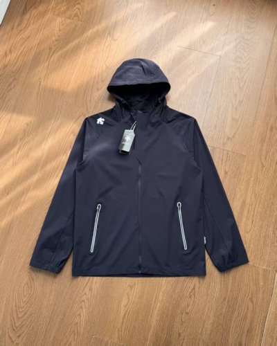 供 迪桑特 Athletic系列男士连帽外套防晒衣。性价比直接拉满了防晒指数50+认证款！高端品质透气防晒无敌！已质检！ 进口科技防晒面料，具备优异的高弹性原纱