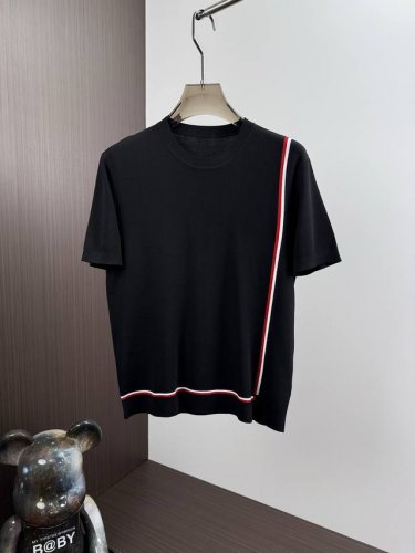 P300Moncl*R蒙*2025年春夏新款打底男士针织圆领短袖T恤。香港洋行货，重磅高品质成衣水准。精选品牌定制面料，内含桑蚕丝，经丝光工艺处理，手感细腻，软