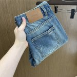 Ysl Ss春夏爆款新品 秋冬牛仔裤柔软亲肤面料 重工定位洗水 专柜限量款 奢华感订制头层皮铭牌 工艺+洗水外贸品质感细节处理满满到位 这颜色绝对爱了爱了专柜秋