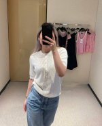 小香 25夏季新款针织 短袖上衣 定制五金纽扣 细腻肌理 柔软舒适通体竖纹肌理丰富视觉效果 搭配弹性十足的特性 贴合身型更显瘦 增添精致调性 展示品牌调性 百搭