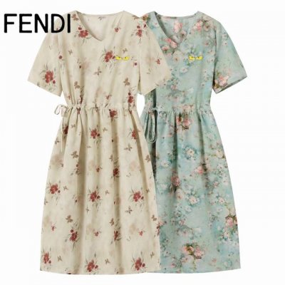 2025 夏 Fendi 芬迪猫眼 法式碎花 V 领雪纺连衣裙 演绎女神范 宝子们 2025 年夏天想要秒变女神 这条法式碎花 V 领连衣裙你一定要拥有 先看看