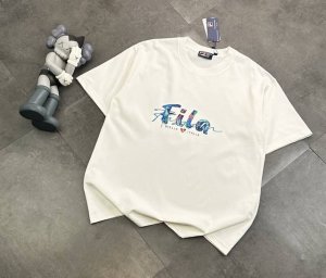 潮牌Fila斐乐官网同款同步短袖 胸口Logo点缀胸前 简约又不失时尚感 一眼就狠狠拿捏住了 正肩版型对各种身材都很友好 穿起来整个人显得挺拔又精神 瞬间男友力