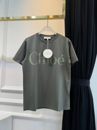 chloe修身棉质平纹针织T恤 轻薄平纹针织 丝绒贴花Logo 这款圆领修身T恤采用浅色水洗棉平纹针织制成 正面饰有撞色Chloe标识印花。 Sml