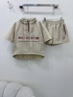 p510Dio*迪/奥25夏季新款提花套装 经典老花提花面料 定制Yb五金 连帽短袖前短后长上衣短裤的组合 内里收边有质感 上衣胸前饰以点缀以“Christia