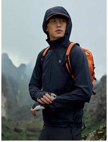 供 25新款防晒衣 小树家柜同款 ，平替无标 ，在售1480 超轻量化感，超好透气性 舒适细腻 柔软亲肤，面料成份88锦纶 12氨纶 Upf70+紫外线防护系数