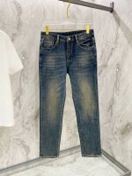 p220 Prada 高级时装感，超柔牛仔面料 , 深蓝色洗水牛仔裤。 面料很特殊，超细精仿棉纱混纺，超柔舒适感。 具备牛仔随性感 ,休闲感 , 亦有轻松感 ,