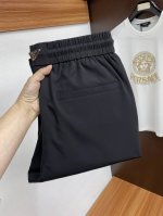普拉达 2025春夏季新款 最新定制原版面料休闲裤 原版裤型上身休闲百搭 随性慵懒范 高级定制面料柔软舒适 透气 棉感十足 四面弹力 订制工艺 立体剪裁 上身有