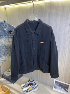 P250 Hermes爱马仕 2025春季新款水洗字母牛仔外套。闭眼入的一款！上身无敌百搭好看！原版开模定制Logo，牛仔水洗多次调整保证颜色饱和度无差 五金皮