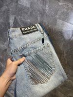 prada普拉达 2025Ss新款原单爆款牛仔裤 直筒宽松版 超级定制款 原版五金 超级重工工艺 版型超赞，细节做工无可挑剔！款式不挑人，做工高档，超强好货不等