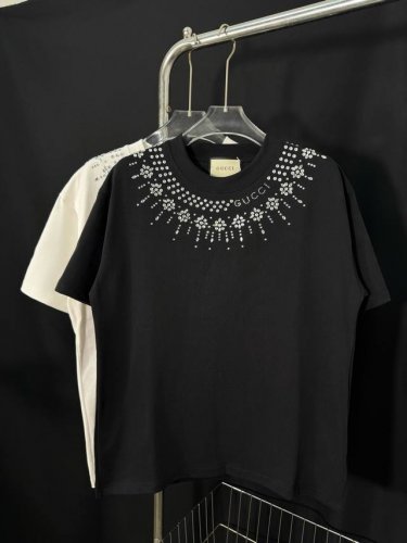 款号：He210 Gucci-古驰新款领口高温烫钻圆领短袖 面料采用280克双股双纱纯棉面料，手感舒适柔软，上身舒适透气，领口采用同缸同色罗纹，不紧绷，不变形，