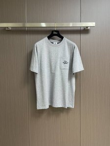 dior 口袋灰色情侣款短袖T恤 这款针织短袖 以低调沉稳的灰色调 尽显高级质感 简约圆领设计 贴合颈部线条 穿着舒适自在 左胸口袋处 Dior For My