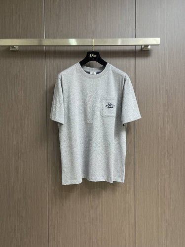 dior 口袋灰色情侣款短袖T恤 这款针织短袖 以低调沉稳的灰色调 尽显高级质感 简约圆领设计 贴合颈部线条 穿着舒适自在 左胸口袋处 Dior For My