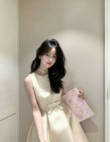 连衣裙 蝴蝶结收腰连衣裙 蝴蝶结带一些俏皮 收腰设计显得腰部线条更迷人 伞型挺阔的裙摆恰好修饰臀部 高级连衣裙 Sml
