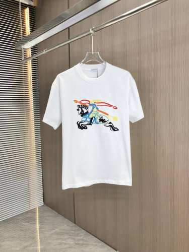 Bur巴宝莉 2025春夏新款 圆领短袖 战马撞色锁链绣花 采用高克重320克双纱精梳棉面料 微宽松版型 面料手感柔软厚实 男女同款 颜色：黑 白 码数：Sml