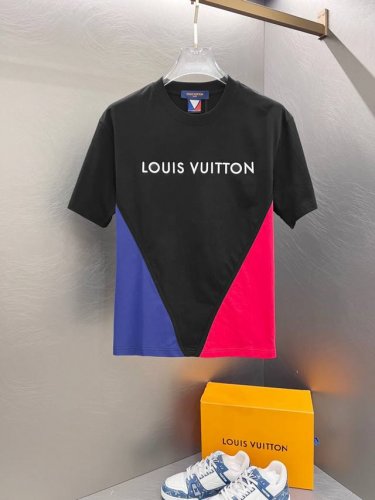 Sslv纯棉最新面料经典标识图案Logo时尚简约潮流短袖，最顶级的品质专柜原单短袖，顶级制作工艺进口面料，专柜款独特设计，采用进口高端订制面料。官网在售！面料版