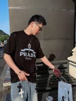 普拉达 2025春夏新款首发专柜最新款短袖圆领T恤 高端订制 设计前卫时尚！品牌Logo重工艺设计 高端定制丝光云朵棉面料.手感柔软.穿着舒适.专柜级别精致车线