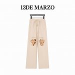 13Demarzo纽绳爱心拉链运动套装 13Demarzo 为你的日常休闲时光增添趣味。 这款休闲套装包括连帽衫和运动裤，提供柔和的灰色和纯净的白色两种选择，每