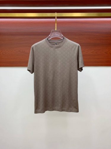 Lv25Ss春夏 新品 定制蚕丝面料丝滑透气！时尚经典圆领短袖时尚单品设计，更加时尚舒适，高标准定制，上身非常有型，胸前品牌经典Logo 图案 客供辅料，客供进