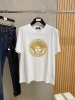 范思*Versace 25Ss春夏新款首发专柜最新款短袖圆领T恤 高端订制 设计前卫时尚！品牌Logo重工艺设计 高端定制240克面料.手感柔软.穿着舒适.专柜