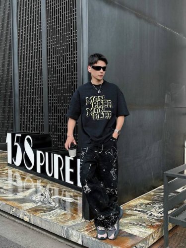 25Ss Moncler新款圆领短袖T恤 选用330克双纱平织棉面料打造 撞色印花 螺纹针织领口 男女同款 码数 S-2Xl 颜色 黑 白两色 尺码表 s 胸围