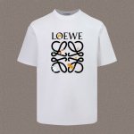Loewe 罗意威2025春夏新款短袖半袖T恤 采用280G双纱 采用过肩拉条工艺 -采用高端印花，百洗不开裂！ 宽松版型，上身舒适，柔软透气！ 男女同款，时尚