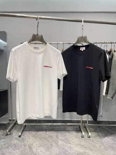 pra25Ss春夏新款平纹针织棉布基础圆领短Tee，男女同款红色橡胶铭牌装饰休闲短袖T恤衫！贸易公司渠道稀出，领先官网发售！P家新款T恤以其精湛的面料、巧妙的设