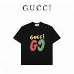 本地自取180 gucci古驰24Ss新款限定版数码印花短袖T恤 定制面料原版版型 数码印花细节完美 260克60支纯棉双纱面料。 颜色：黑色白色 货号5121