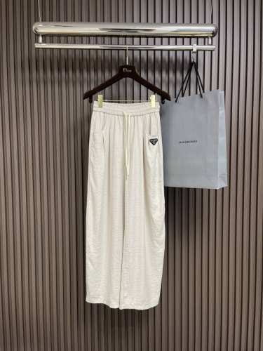 Prada 春夏季新款直筒长裤，采用优质天丝亚麻料面料，超级舒适透气，面料极好亲肤舒适轻薄，不易起皱不易缩水，超级好看！整体轮廓版型设计完美，挺括有型！干净利落
