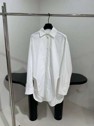 新品长款棉质衬衫 采用轻质柔软棉质府绸面料 背面饰有品牌标识徽标刺绣 曲线弧形下摆 正面纽扣开合 直筒长款版型 多种穿法 ：粉色 白色 ：