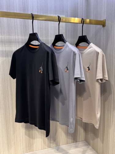爱马家 2025春夏最新皮质马头吊牌男士圆领T恤衫，传统大众的基础款型，不挑人穿，胸前极具代表性的马头刺绣徽标，采用高端重工的激光贴皮绣3D立体刺绣高州波工艺，