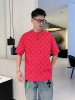 新品 渠道精品.限量发售:2025春夏V登 立体植绒标识徽章短袖T恤 简约的时尚元素设计凸显精简,隶属今夏高颜值单品. 客供优质棉面料,手感顺滑细腻,着身的透气