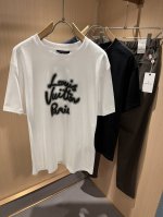 p200 Louisvuitt*路易*登 2025春夏全新系列单品上线，非常时髦前卫的一款男女同款短袖T恤，标识Logo图案印花工艺修饰！区别于以往的不同，宣示