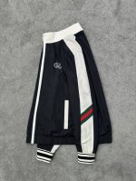 Gucci 25春夏新品 轻薄立领夹克 超轻薄薄丝滑材质 亲肤舒适 透气性优良 胸口双G刺绣Logo 袖臂红绿彩色织带 袖口螺纹针织 细节辅料全齐 尺码 M-3
