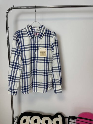 款号：Hmy93# 巴宝莉Bbr经典蓝格子皮标四季百搭衬衫 巴宝莉格子衬衫采用精密高克重纯棉格纹棉质面料手感比普通衬衣面料柔软细腻 整体的触感极为舒适 亲肤效果
