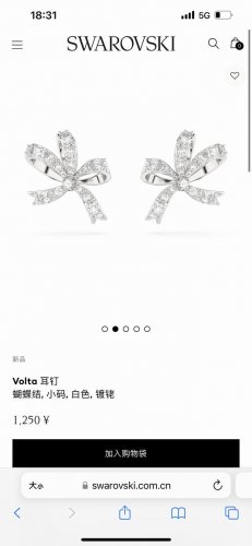Swarovski施华洛世奇Volta 蝴蝶结耳钉专柜同步在售。这对可爱的蝴蝶结耳钉是为您的造型更添优雅的理想饰品。每一只镀铑耳钉均采用缎带成结的设计，以镶钻工